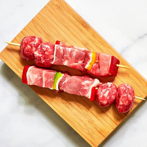 Grillspieße – bunt, würzig, grillfertig.